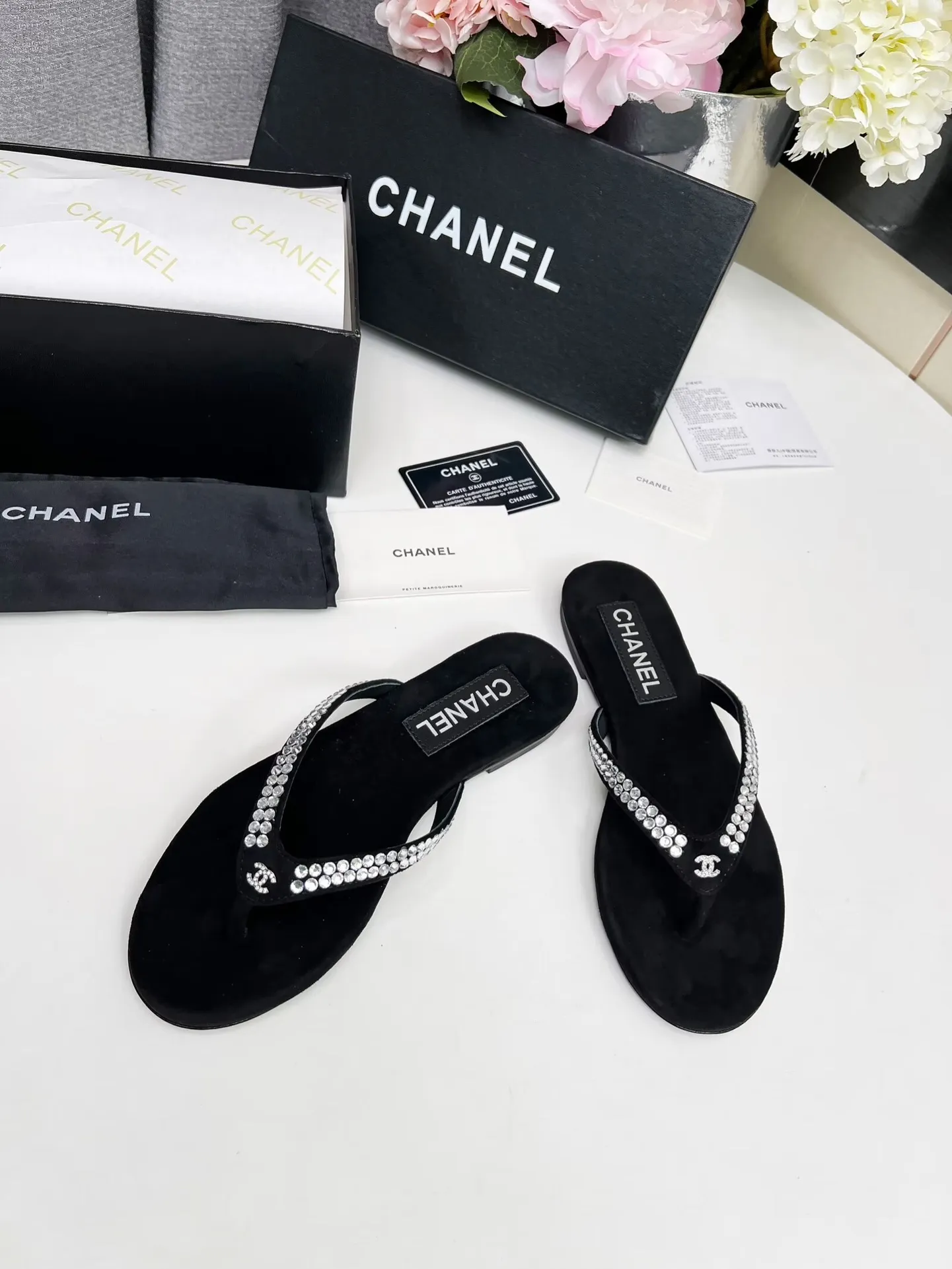 💕💕Factory direct selling price p440💕💕 Chanel new spring and summer genuine leather outsole flip-flops✅ I was really moved by this shoe when I first saw it💓 I liked it at first sight [surprised], 😊 and it has Chanel’s classic element diamond logo💎 Fabric: double-sided velvet Lining: cow lining Color: black Size: 35-41 (41 can be customized and non-returnable) Outsole: Made of genuine leather outsole Packaging: with card and cloth bag